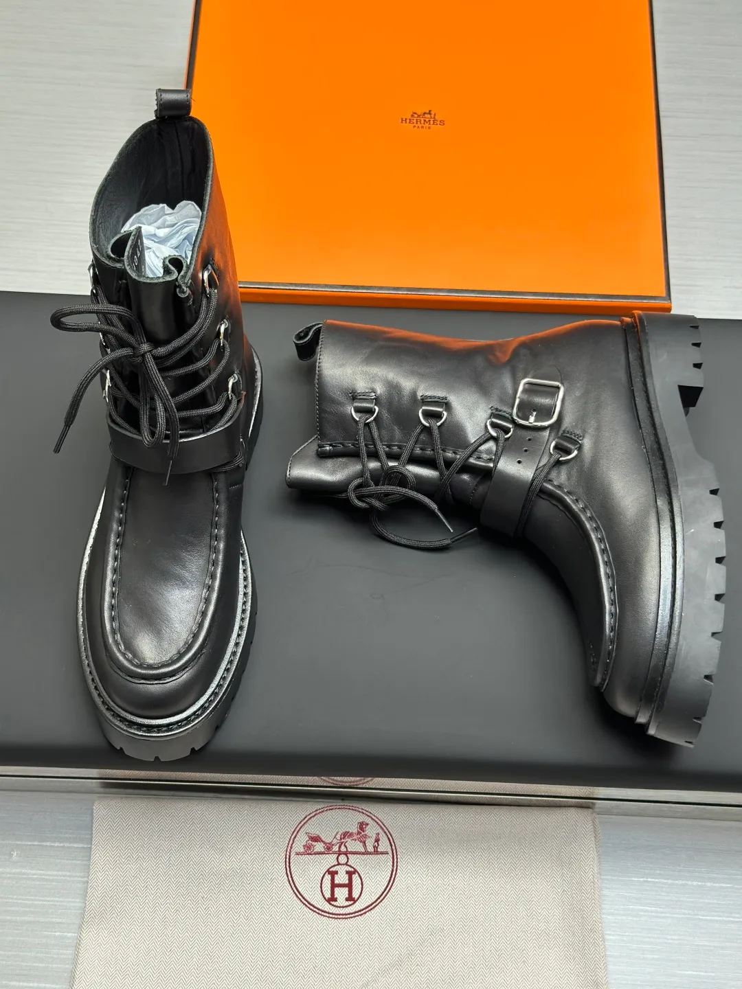 👟👟Ex-factory price 820👟👟 Hermes Martin boots fe new arrival~ Autumn and winter new Bouncing Martin boots casual shoes, the most comfortable shoes from Hermès, no one else⃣️, very light on the feet and good-looking, you will not feel tired when you go shopping and running around👍 The cowhide stitching feels good, very beautiful and versatile, very light and comfortable Hermès GD9321 is perfect for both sports and leisure. It feels great when you step on it! ✔️Fabric: Imported cowhide ✔️Inner lining: Imported silk sheepskin for lining insoles ✔️Outsole: Seamless combination of IP+TPU (multi-color letters) German technology irradiation machine ✔️Size: #35-40 code 🎁Top quality, simultaneous full set of packaging